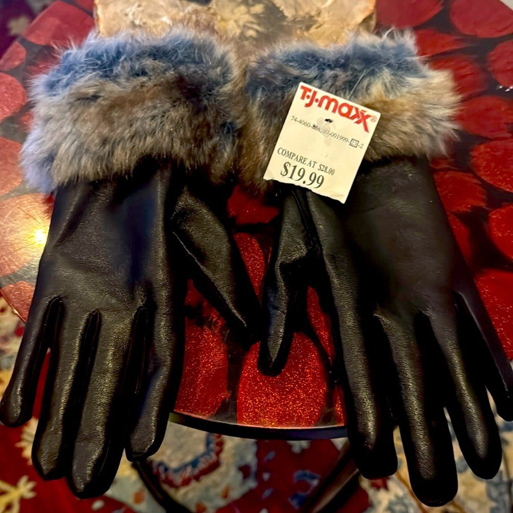Gorgeous brand new with tags faux fur leather gloves, adult size small.